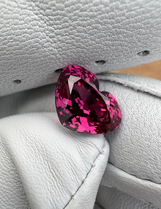 Rhodolite Garnet   3.96 ct  Heart Shape  11.0 x 7.9 x 6.0 mm